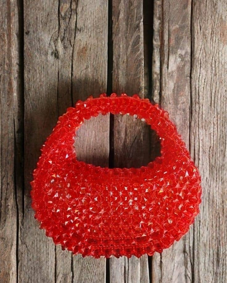 Pochette élégante avec poignet en perle