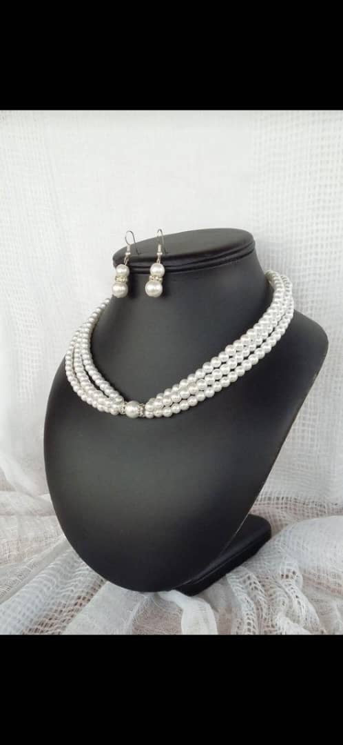 Ensemble Collier en perle et boucle d'oreille assortie