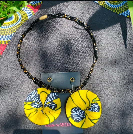 Ensemble collier en perle et boucle d'oreille en pagne