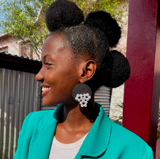 Boucles d’Oreilles Statement en Noir et Perles