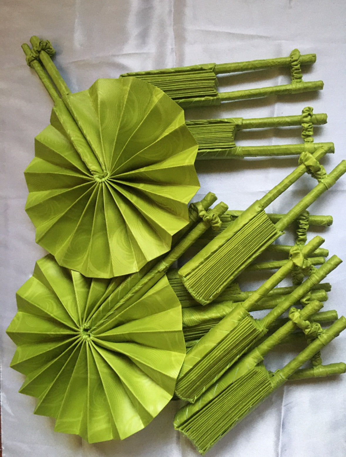 Éventail tissé à la main – Artisanat et élégance locale