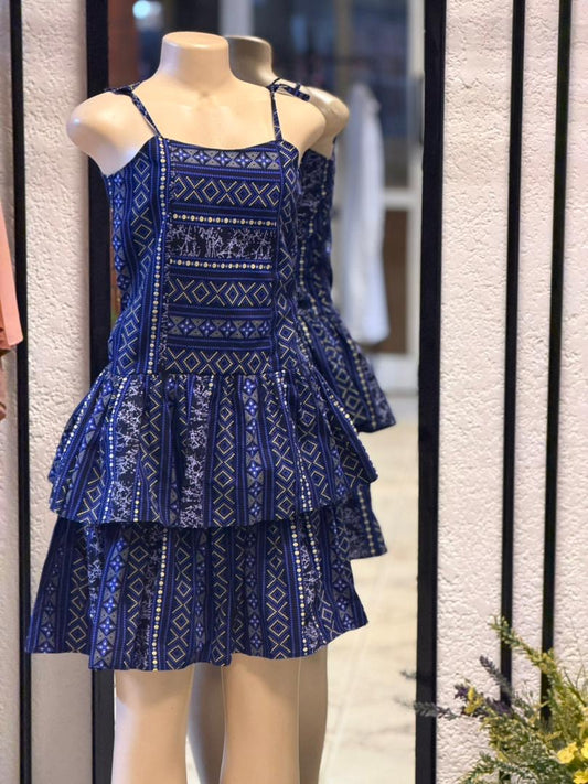 Robe Évasée à Volants – Motifs Traditionnels Bleus