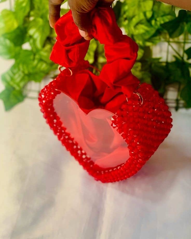 Sac à main en forme de coeur avec poignet en tissu