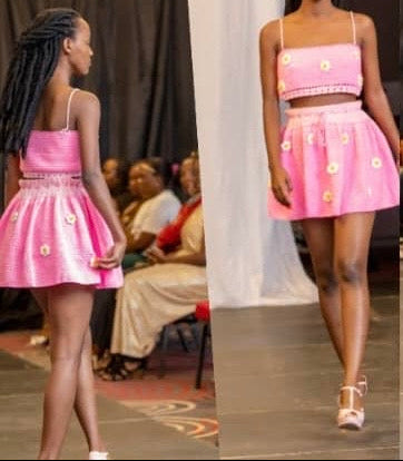 Ensemble brassière crop top et jupe courte